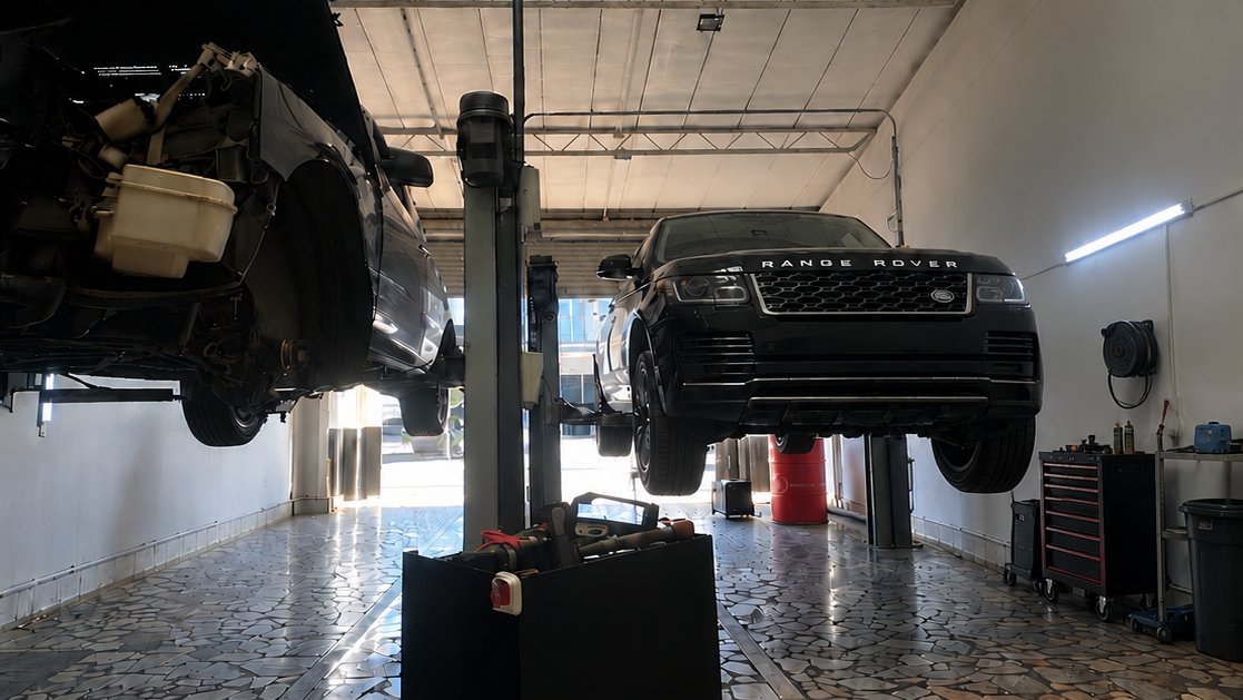 Oto Range atölyesinin içi: liftlerde iki araç